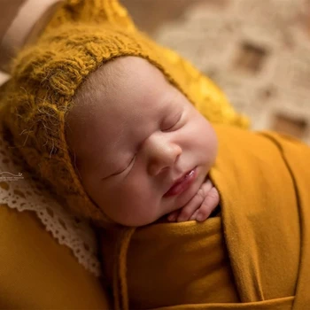Copilul Care Primește Pătură Copii De Dormit Întinde Înfășa Folie De Nou-Născut Fotografie
